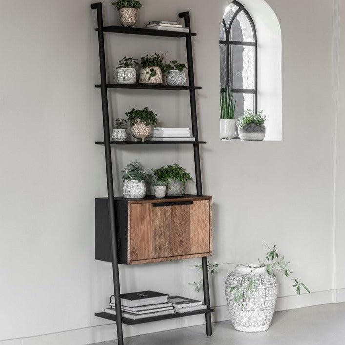 Wandrek Cosmo van DTP Home, open planken boven twee gesloten deuren
