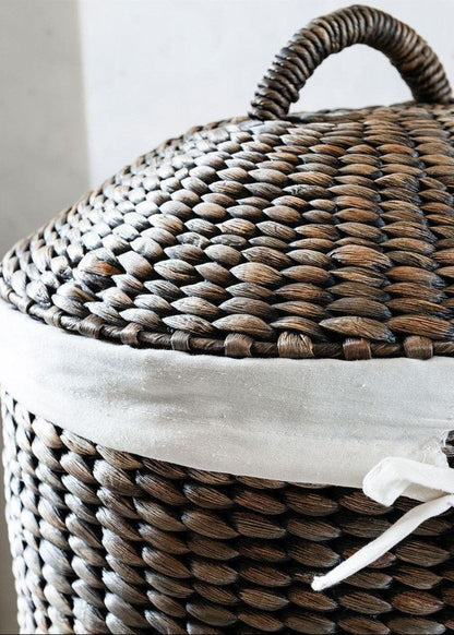 Wasmand Tahiti van MUST Living in een badkamer met natuurlijke materialen en handdoeken