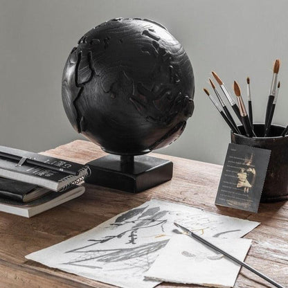 Zwarte houten wereldbol met organische structuur MUST Living