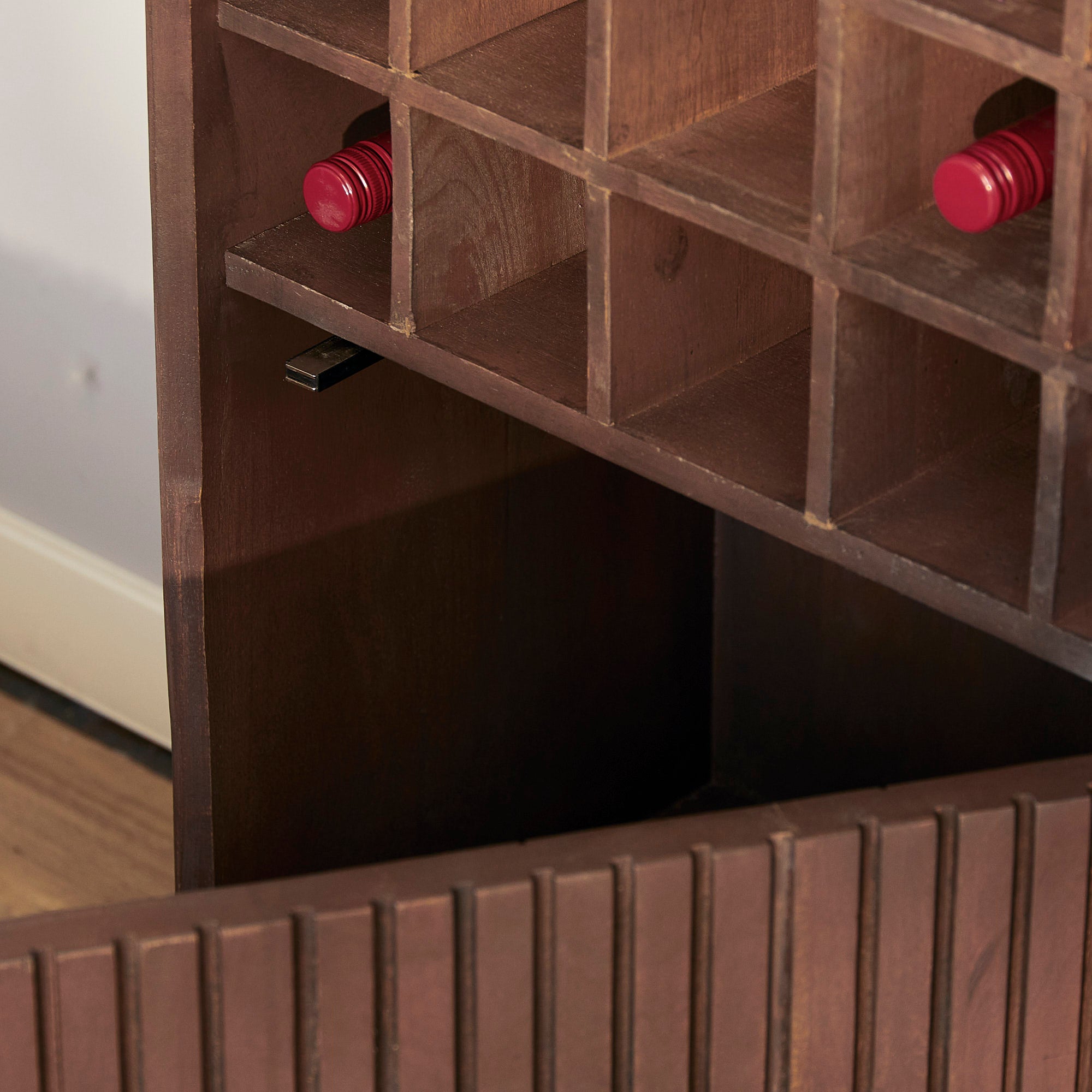 Bovenblad van de Madison wijnkast met warme bruine finish