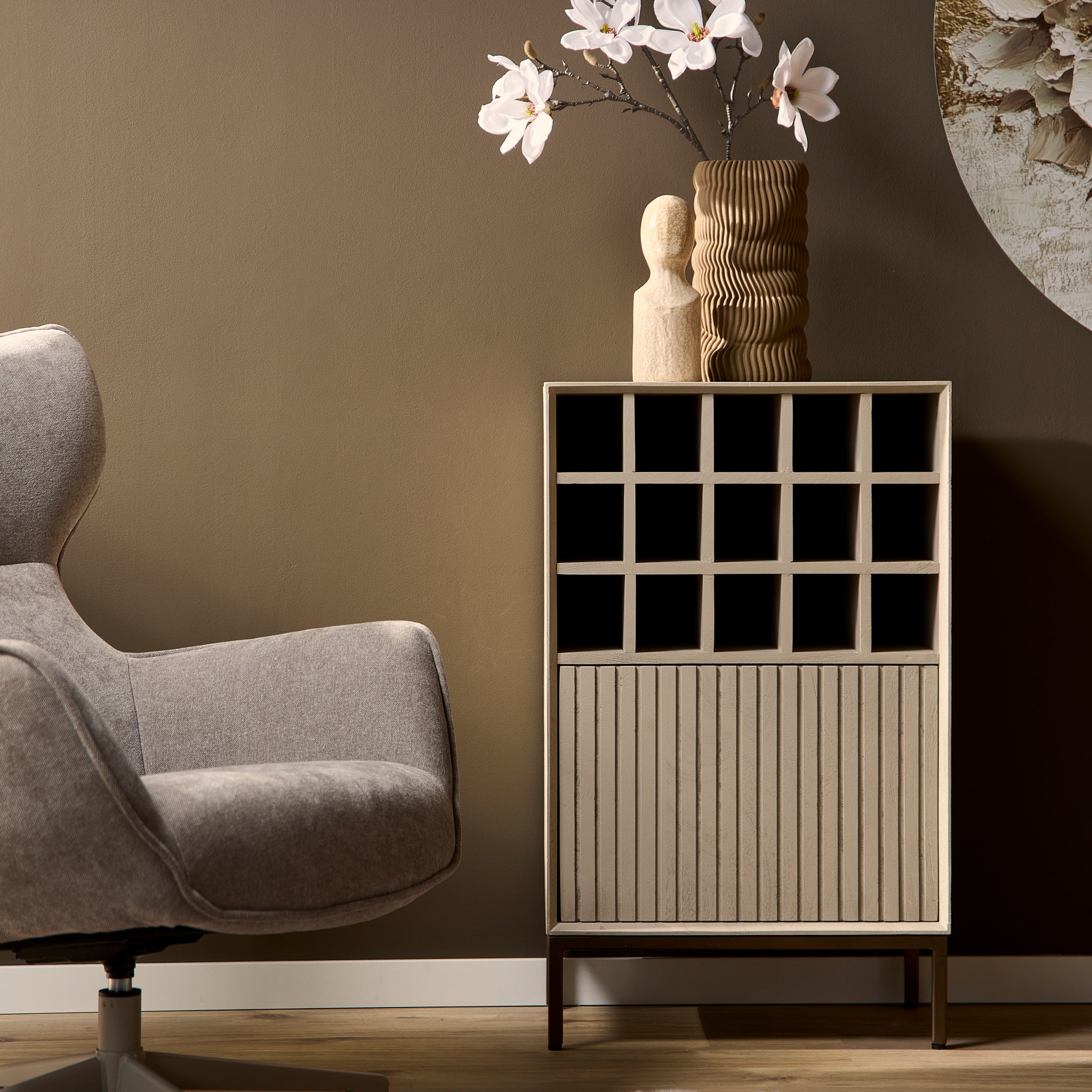 Wijnkast Madison Zand van Starfurn, smalle kast van 55 cm in mangohout met bronzen metalen frame