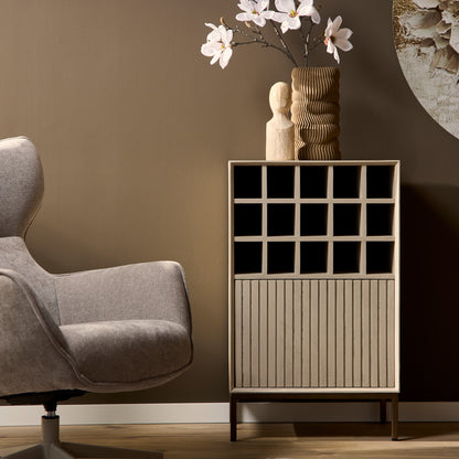 Wijnkast Madison Zand van Starfurn, smalle kast van 55 cm in mangohout met bronzen metalen frame