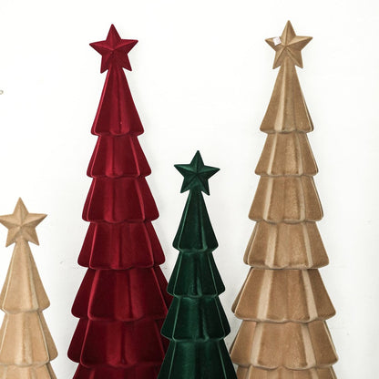 Yule Kerstboom Gelaagd Bordeaux Small van PTMD, gelaagde kerstbomen in bordeaux, groen en beige naast elkaar