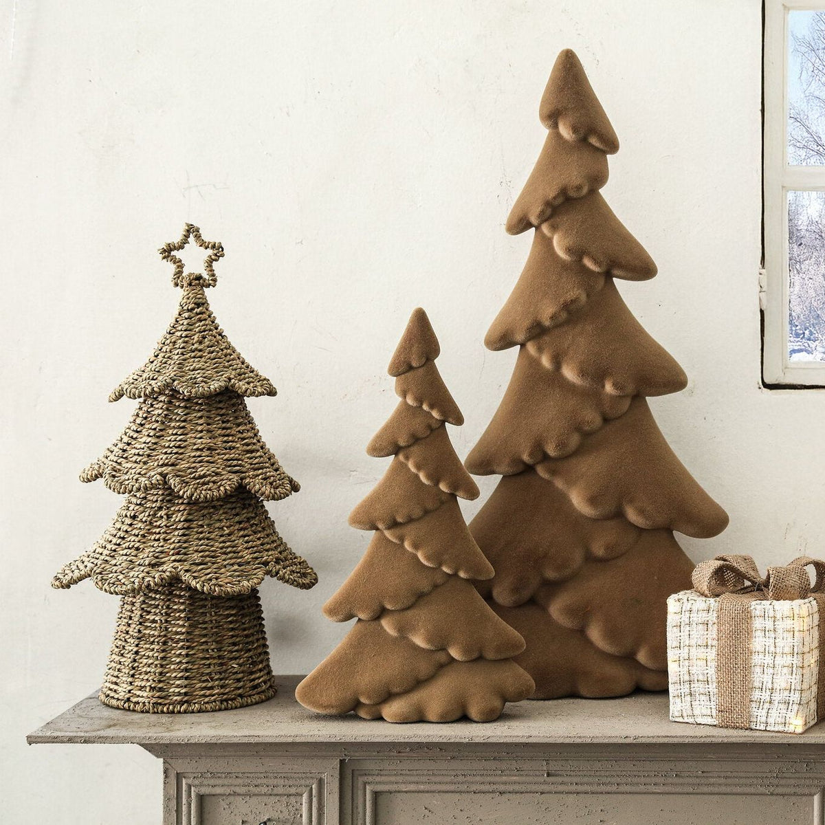 Yule Kerstboom Ovaal Beige Large van PTMD, kerstboombeelden in beige als kerstdecoratie in een lichte woonkamer