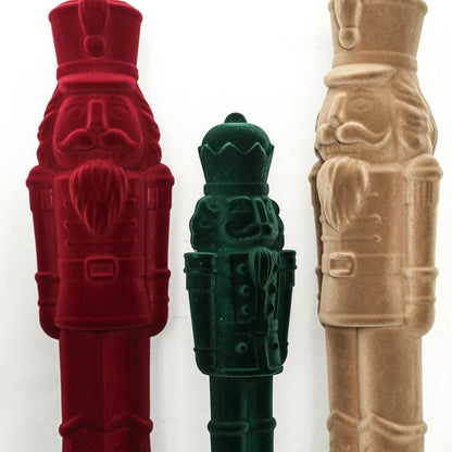 Yule Notenkraker Bordeaux Large van PTMD, fluwelen notenkrakers in bordeaux, groen en beige naast elkaar