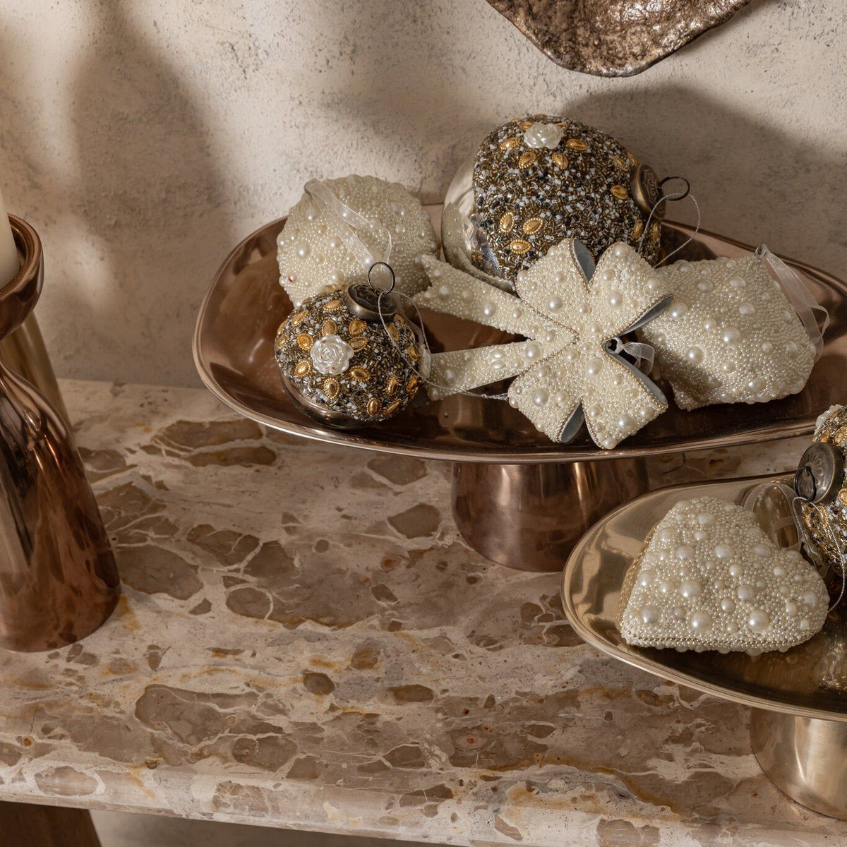 Zahia Schaal Op Voet Brons Large van PTMD, sfeerbeeld met warme styling in huis