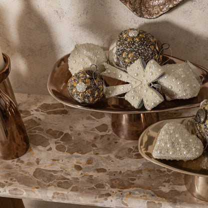 Zahia Schaal Op Voet Goud Large van PTMD, sfeerbeeld met warme styling in huis