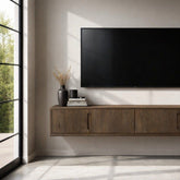 Zwevend Cortez tv-meubel van 220 cm aan de wand met televisie erboven