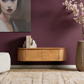 Sfeerbeeld van het naturel tv-meubel Excellent aan de wand met decoratie