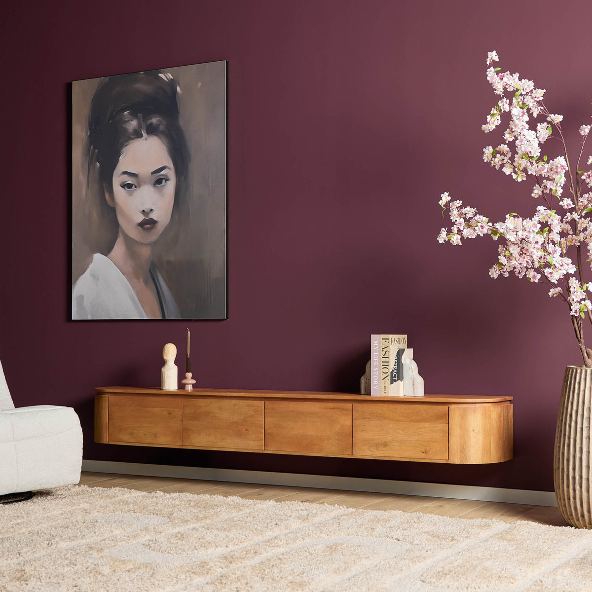 Zwevend TV-meubel Excellent Naturel 240cm van Starfurn zwevend aan de muur in een sfeervolle woonkamer