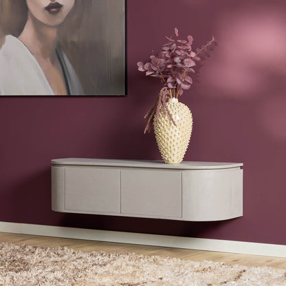 Sfeerbeeld van het taupe tv-meubel Excellent aan de wand met decoratie