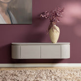 Zwevend TV-meubel Excellent Taupe 120cm van Starfurn zwevend aan de muur in een sfeervolle woonkamer