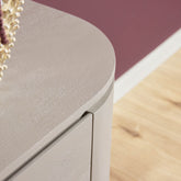 Detail van de afgeronde hoek van het taupe mangohouten tv-meubel Excellent