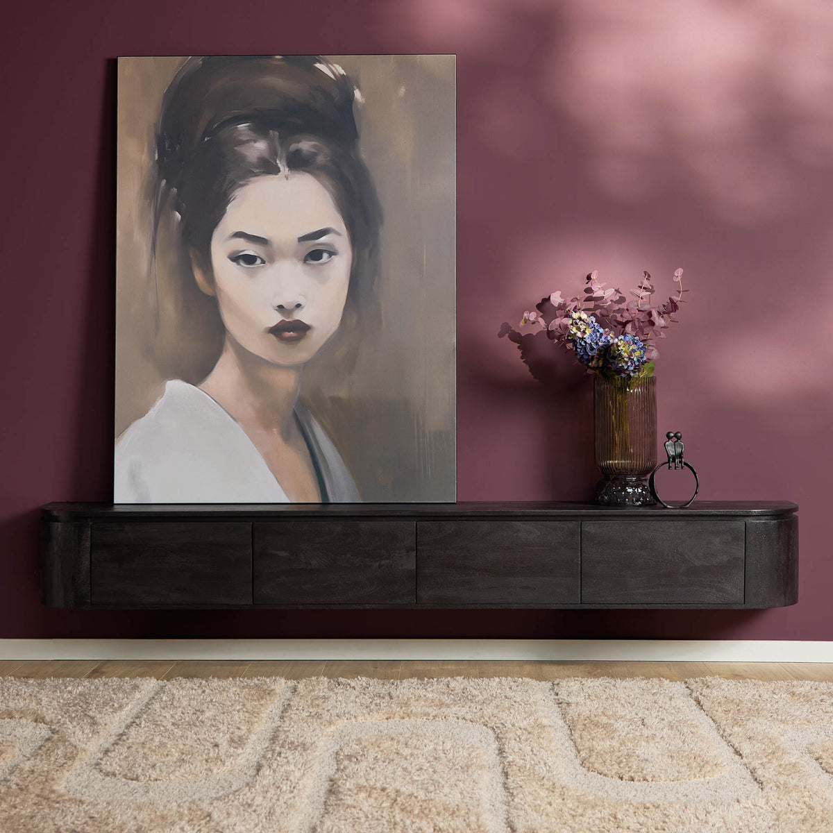 Zwevend TV-meubel Excellent Zwart 240cm van Starfurn zwevend aan de muur in een sfeervolle woonkamer