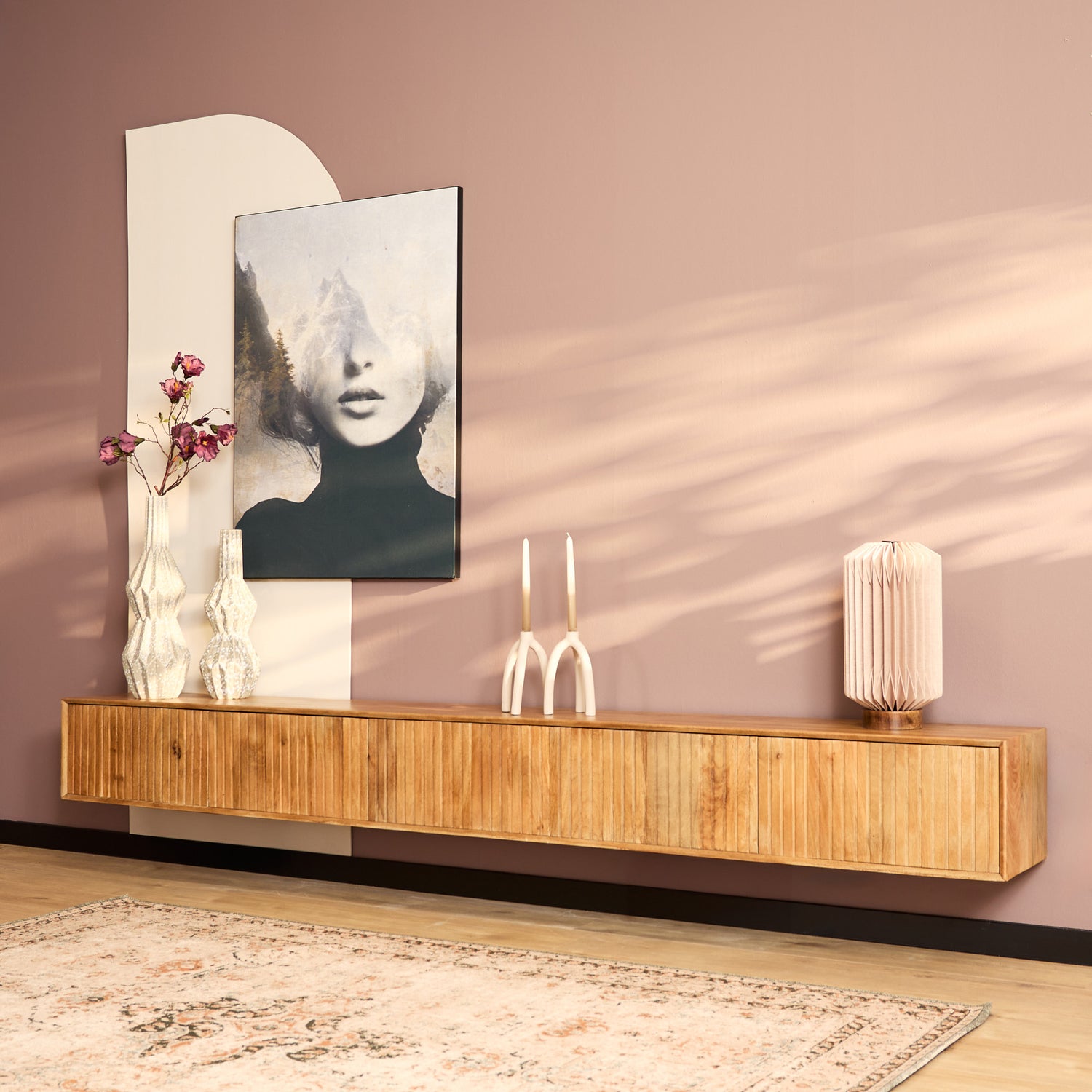 Zwevend tv meubel Madison 280cm van Starfurn in mangohout naturel, vooraanzicht van het zwevende model