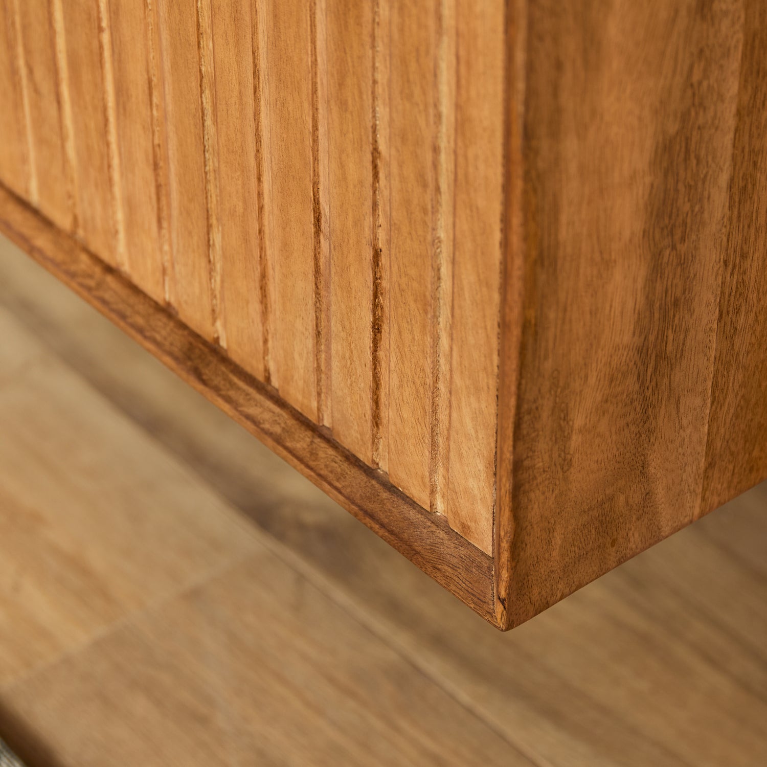 Zwevend tv meubel Madison 280cm van Starfurn detail van het verticale lattenpatroon op de deuren