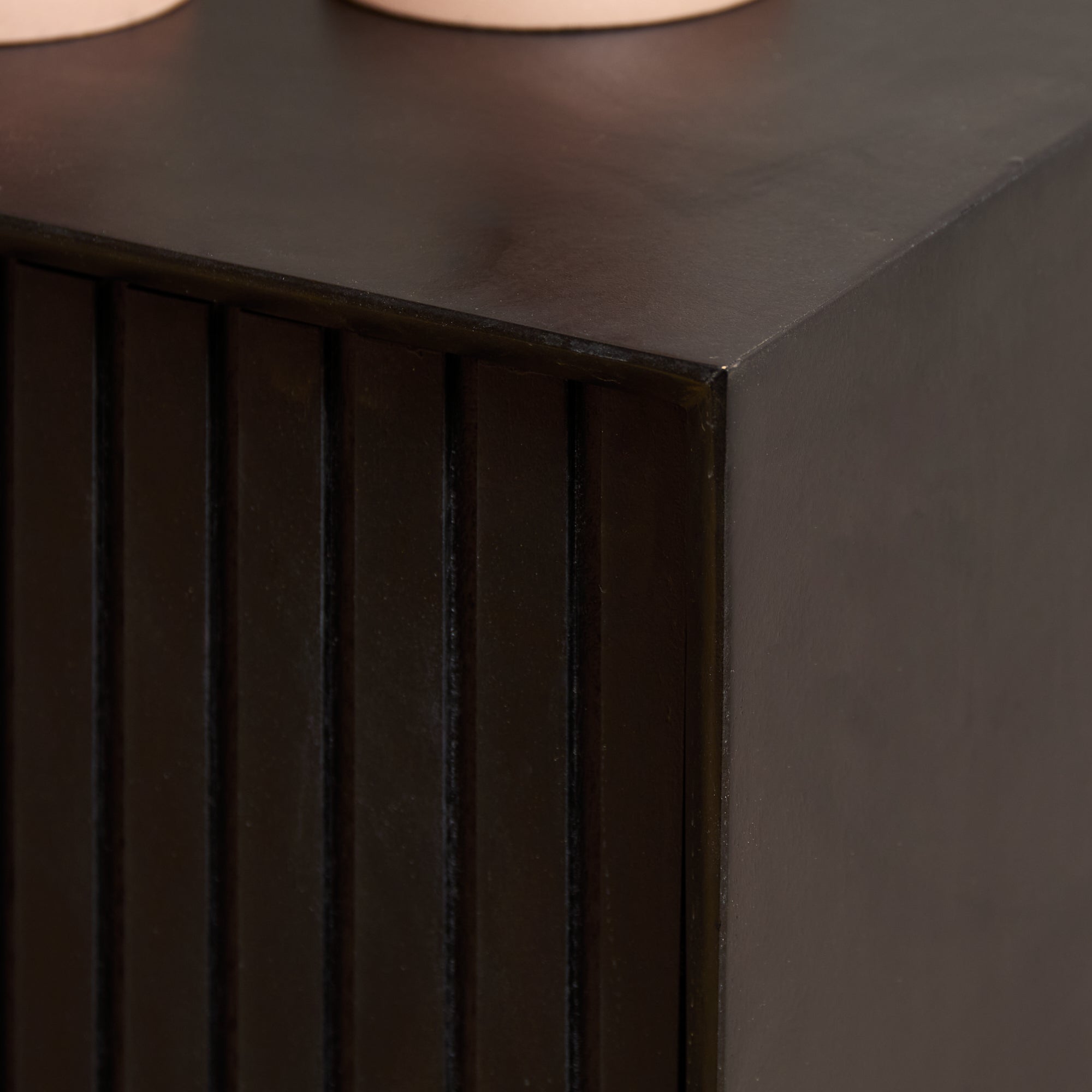 Zwart mangohouten tv meubel Madison 120 cm schuin van voren gezien, zwevend aan de wand