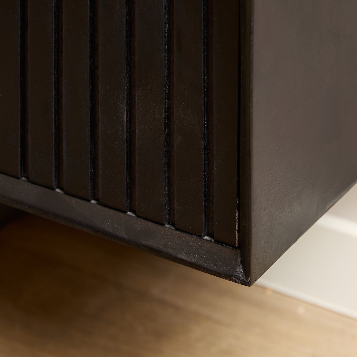 Detail van het verticale lattenpatroon op de greeploze deuren van het Madison tv meubel