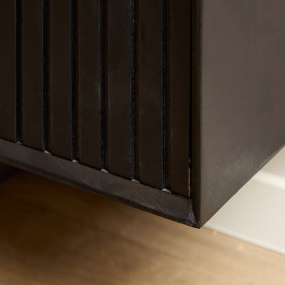 Detail van het verticale lattenpatroon op de greeploze deuren van het Madison tv meubel