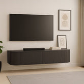Zwevend TV-meubel Novero espresso 140cm in een woonkamer