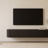 Zwevend TV-meubel Novero espresso 220cm in een woonkamer