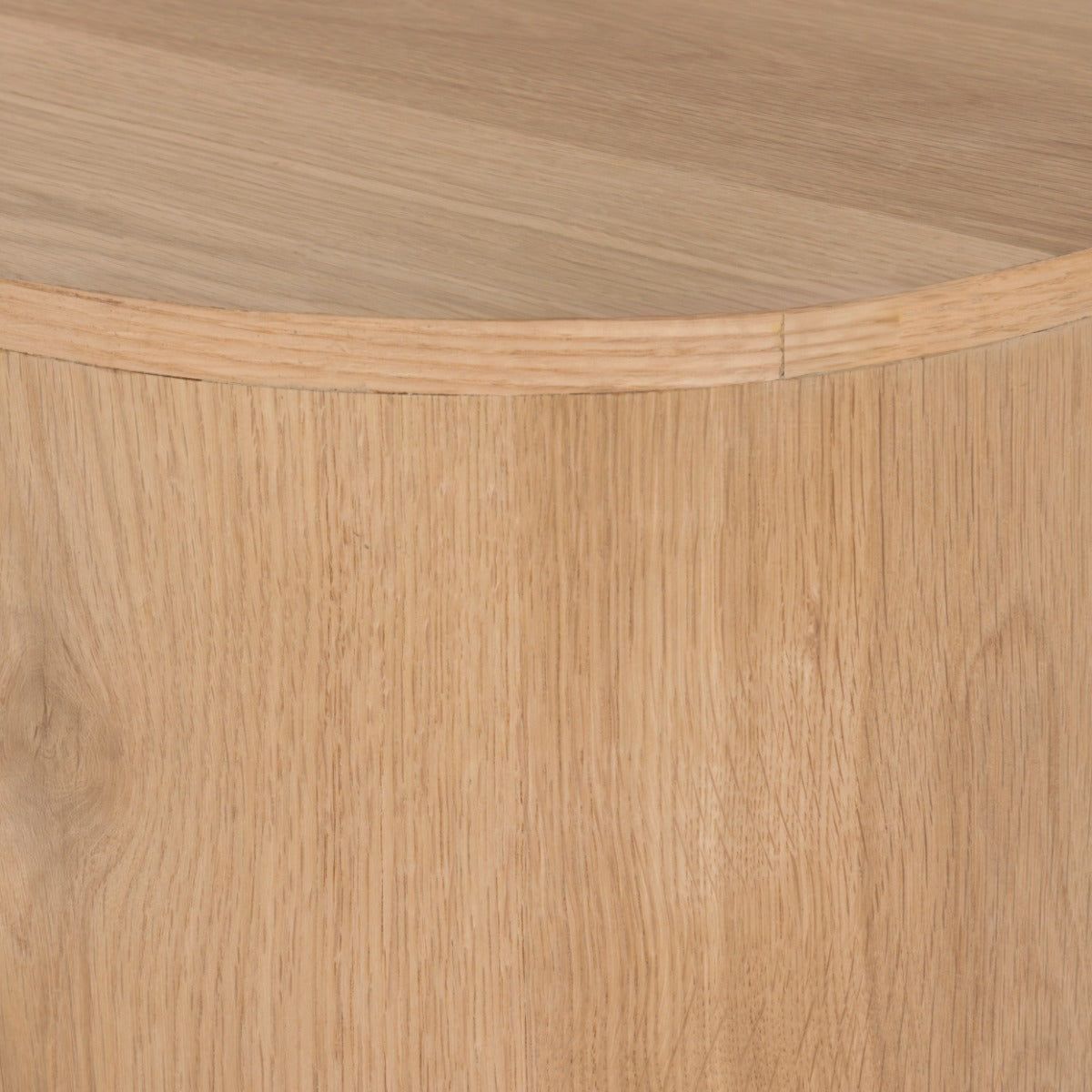 Detail van het eikenhout fineer van het zwevend tv-meubel Novero naturel