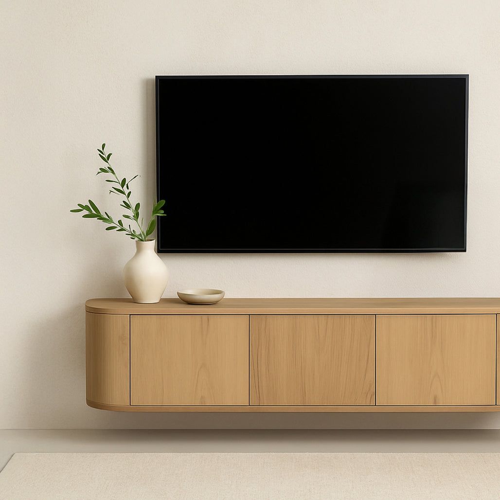 Zwevend TV-meubel Novero naturel 180cm in een woonkamer