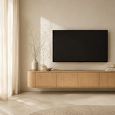 Zwevend TV-meubel Novero naturel 220cm in een woonkamer