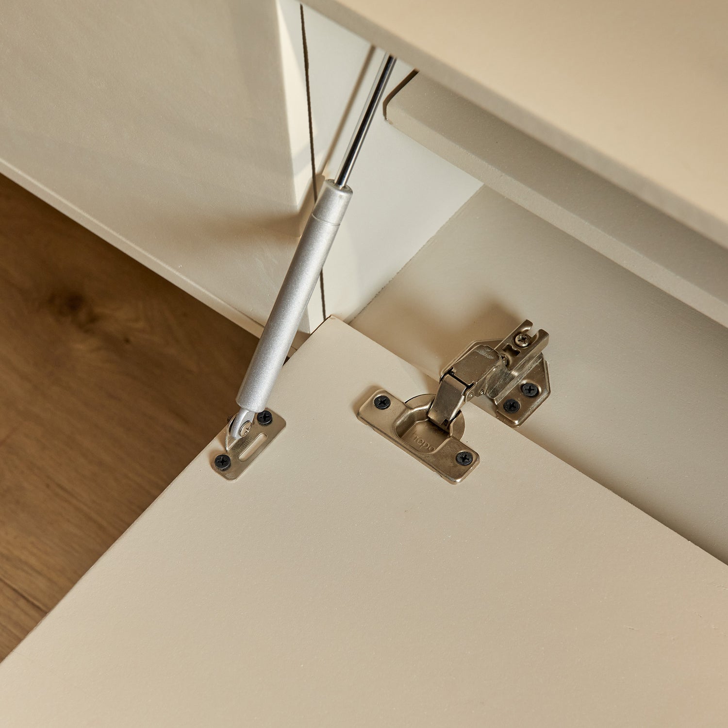 Zwevend tv meubel Vision van Starfurn aan de muur in een woonkamer, met vrije vloer eronder