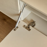 Zwevend tv meubel Vision van Starfurn aan de muur in een woonkamer, met vrije vloer eronder